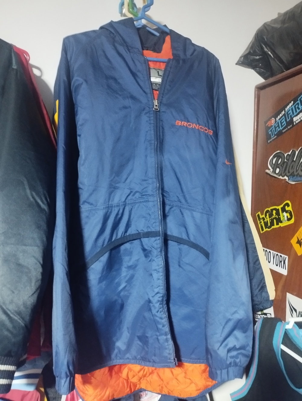 Casaca acolchada de los Broncon de Denver logos bordados